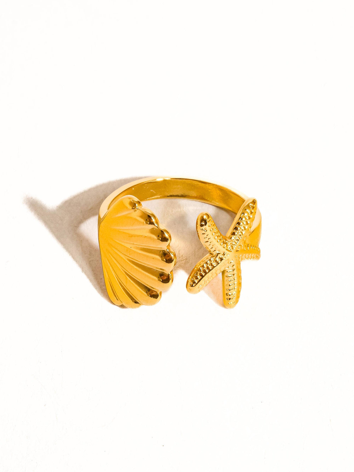 Étoilé 18K Gold Non-Tarnish Star and Shell Ring: Yellow Gold