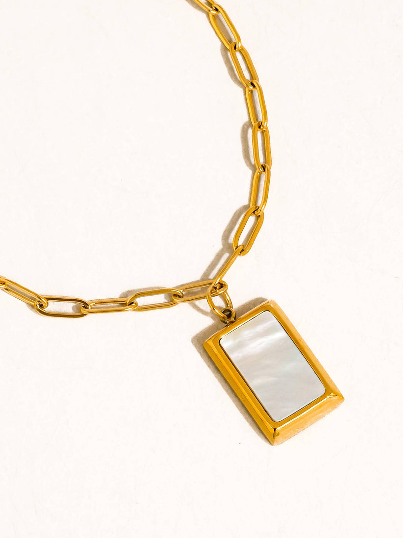Versa 18K Gold Non-Tarnish Seashell Pendant Necklace: Yellow Gold