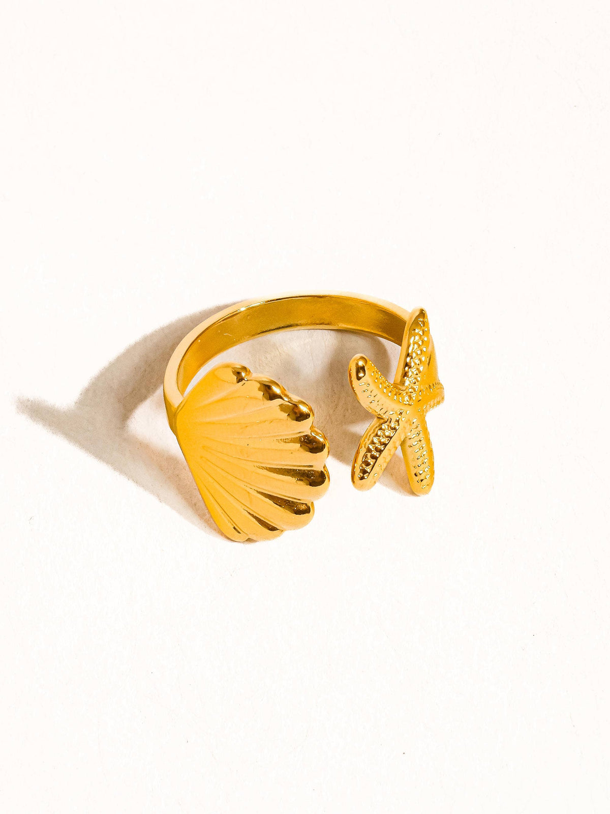 Étoilé 18K Gold Non-Tarnish Star and Shell Ring: Yellow Gold