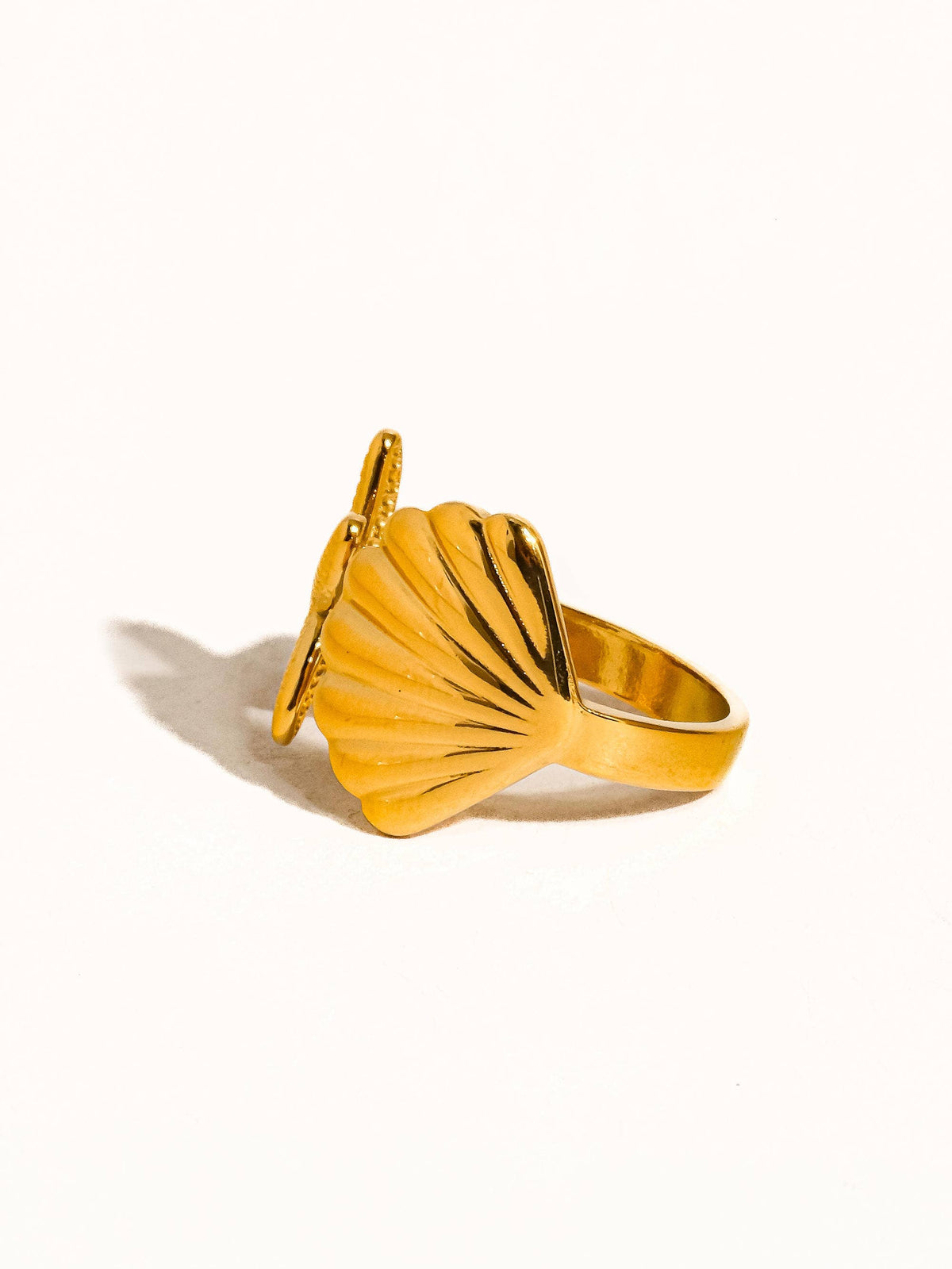 Étoilé 18K Gold Non-Tarnish Star and Shell Ring: Yellow Gold